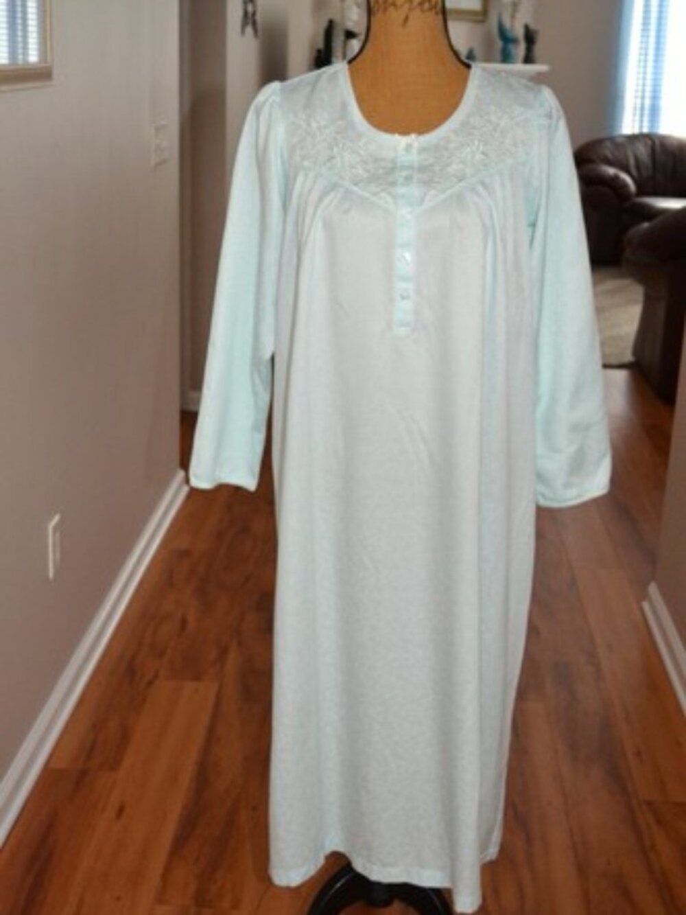 Miss Elaine Aqua VTG Pale Blue Long Sleeve Embroidered lined House Nightgown, S